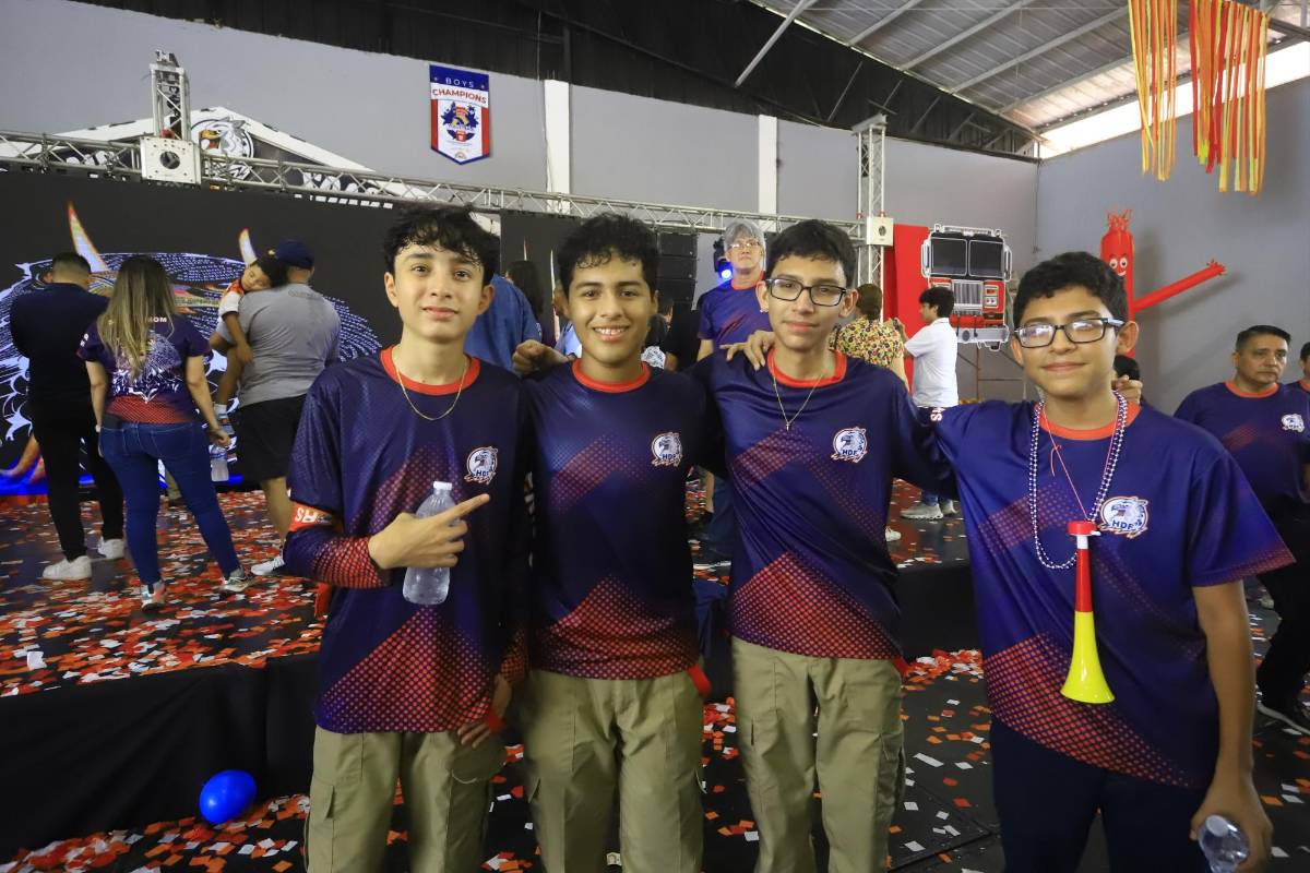 Seniors 2026 de la Freedom High School celebran su entrada triunfal