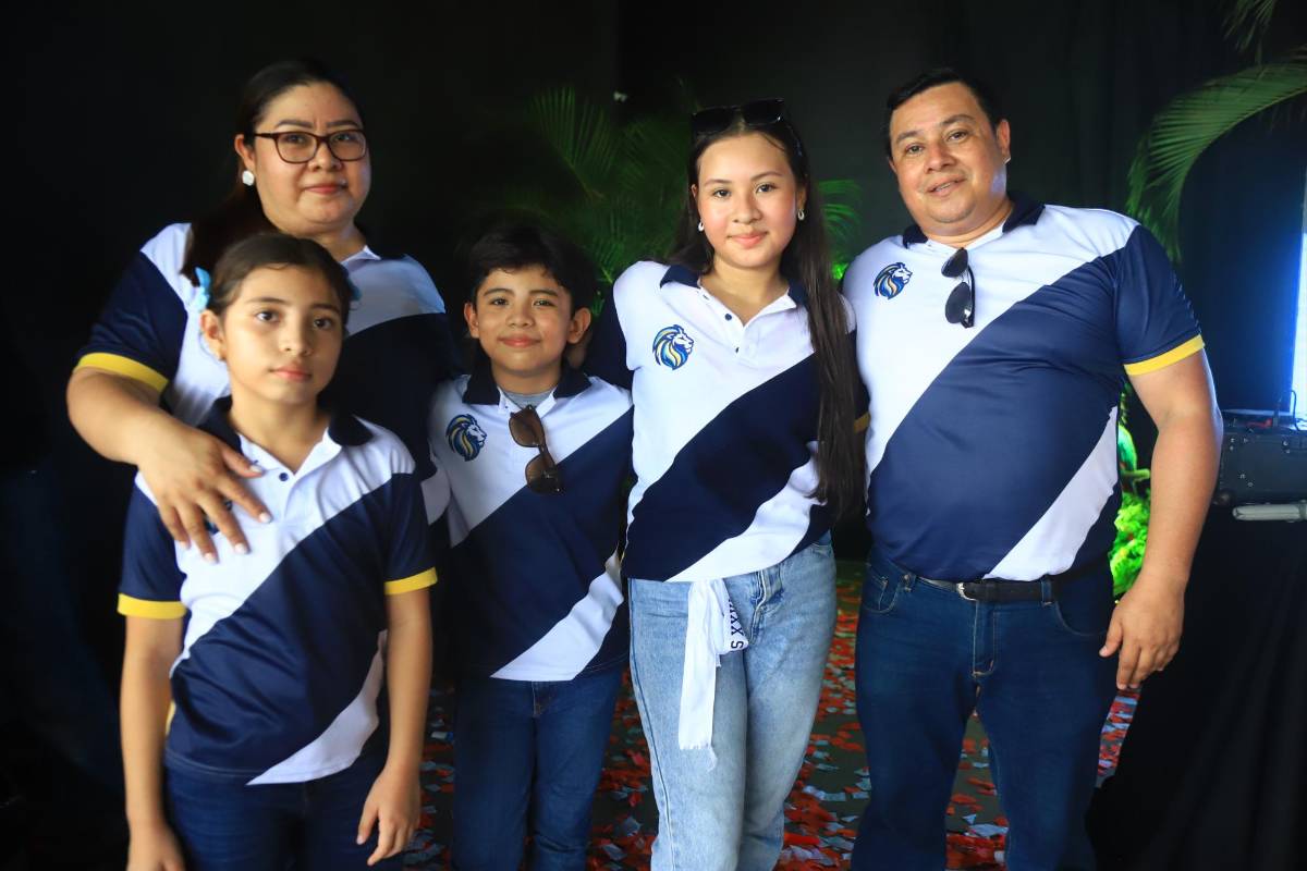 Seniors de la Western International festejan su entrada triunfal