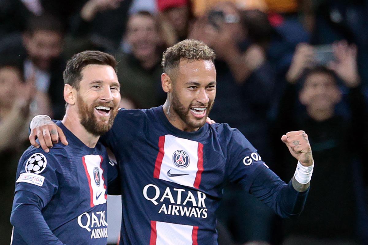 Messi celebrando con Neymar, el otro goleador del partido en el Parque de los Príncipes.