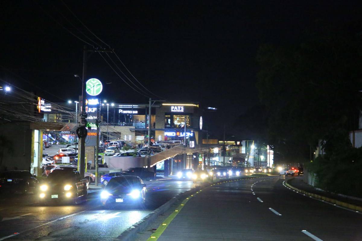 Urge alumbrado público en el bulevar Mackey