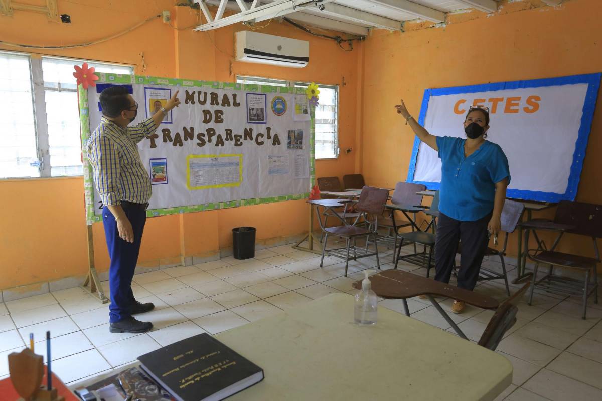 Niños a clases en escuela restaurada gracias a La Prensa y empresas