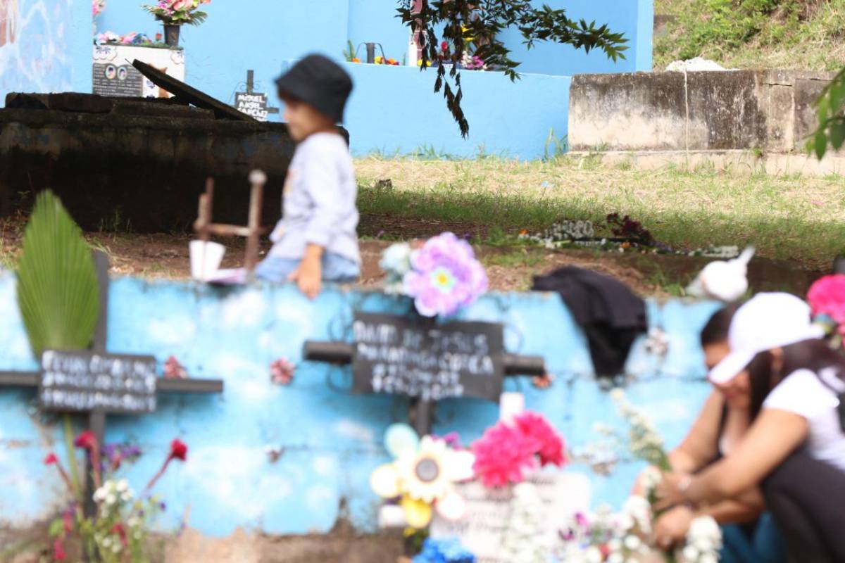 Flores, música y recuerdos; hondureños visitan cementerios en el Día de Difuntos