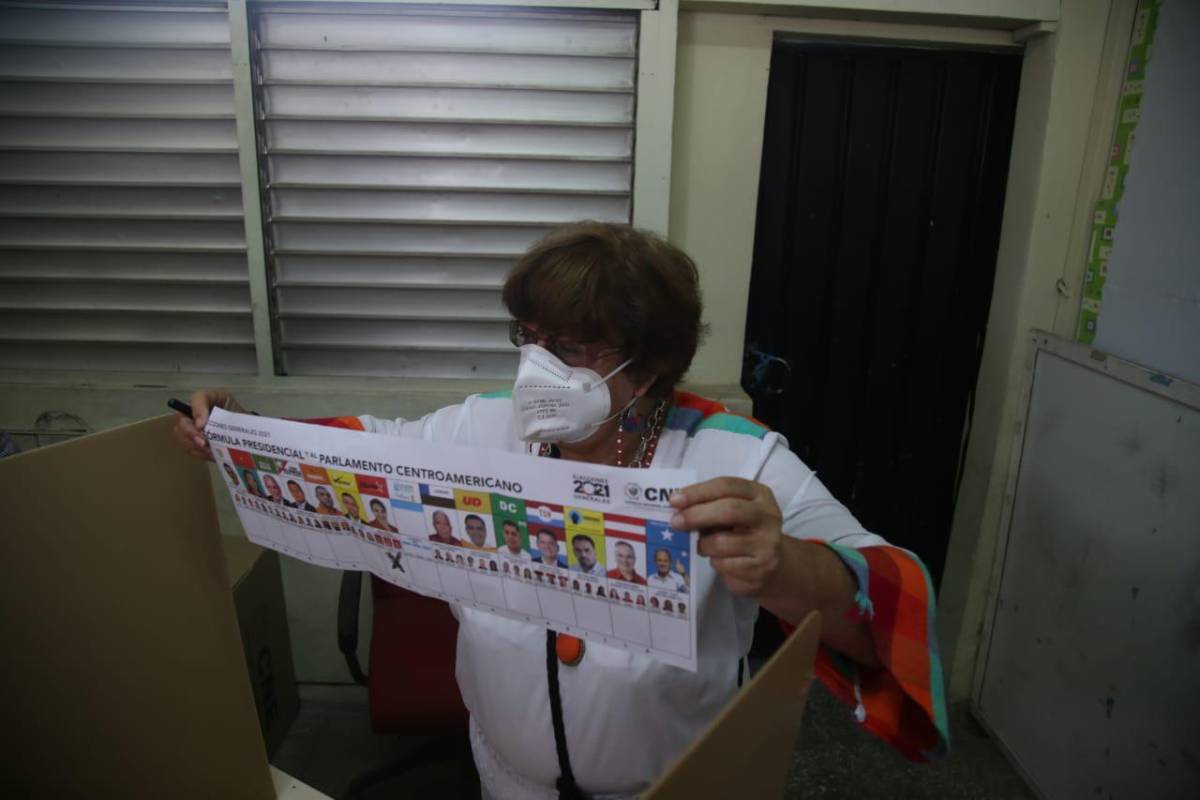 La candidata a designada presidencial, Doris Gutiérrez, muestra su voto en el nivel presidencial.