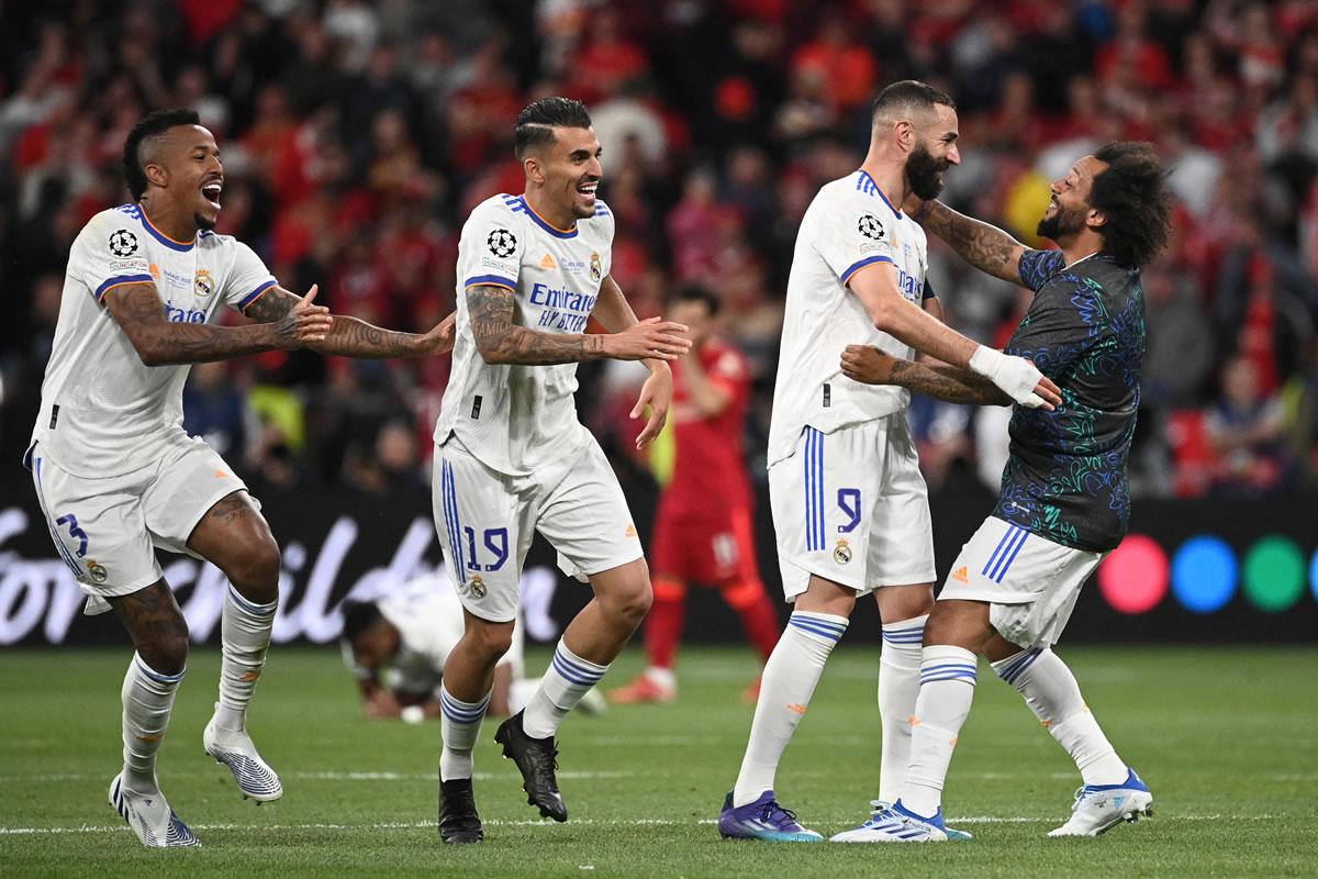 Karim Benzema, Marcelo, Dani Ceballos y Éder Militao festejan la victoria tras el pitazo final.