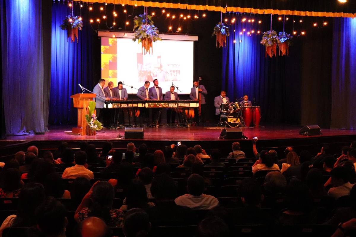 La Marimba Usula Internacional interpretó varias piezas musicales para el público asistente.