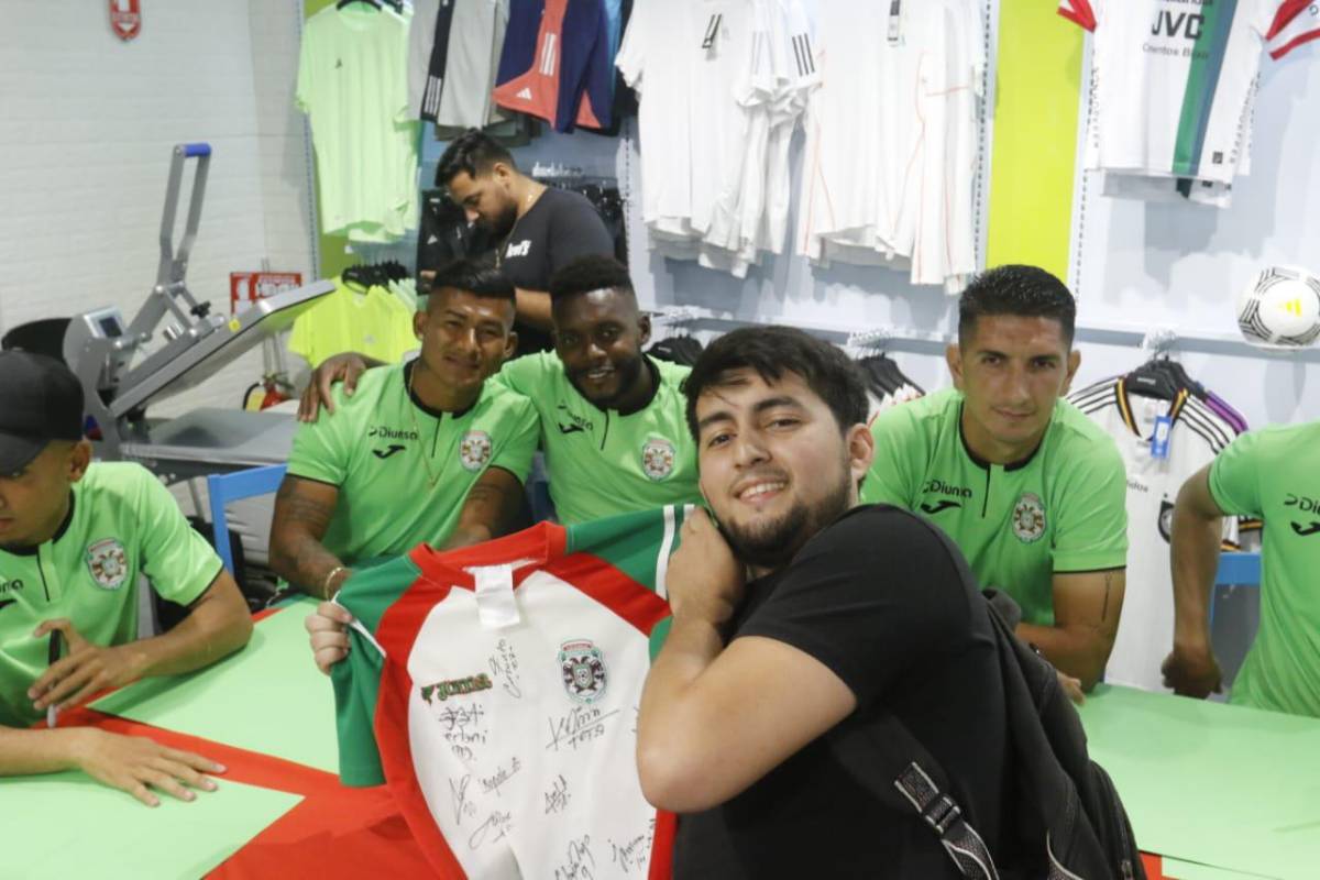 ¡Cerca de su gente! Marathón realiza firma de autógrafos en San Pedro Sula