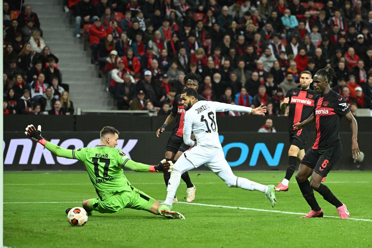 El brasileño Juninho marcando el segundo gol del FK Qarabag en Alemania.