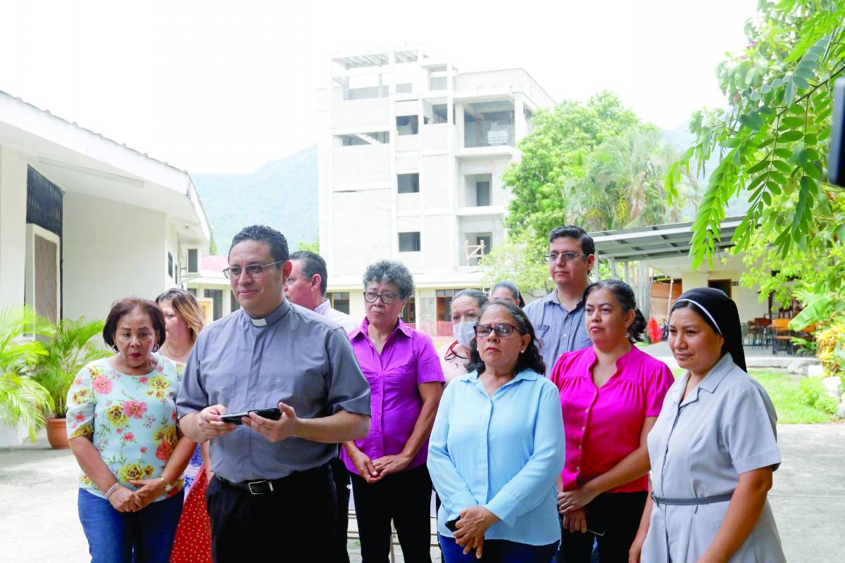 El párroco Alex Ramos junto con un grupo de pobladores denunciaron la situación y piden a las autoridades poner cartas en el asunto, pues la construcción está causando problemas y hay programas suspendidos.