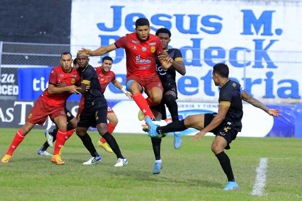 Getsel MOntes se apresta a despejar el balón en un córner del Honduras Progreso..