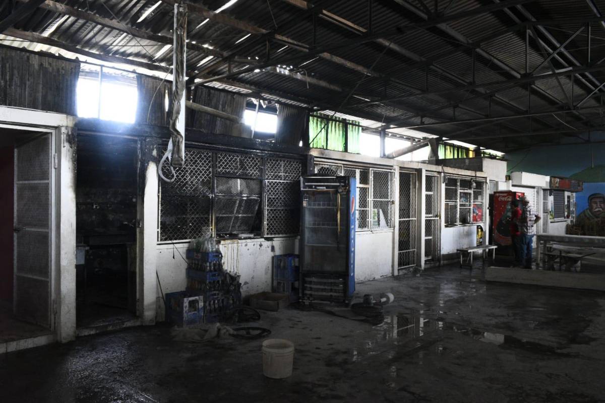 Los enseres dentro del local quedaron reducidos a cenizas.