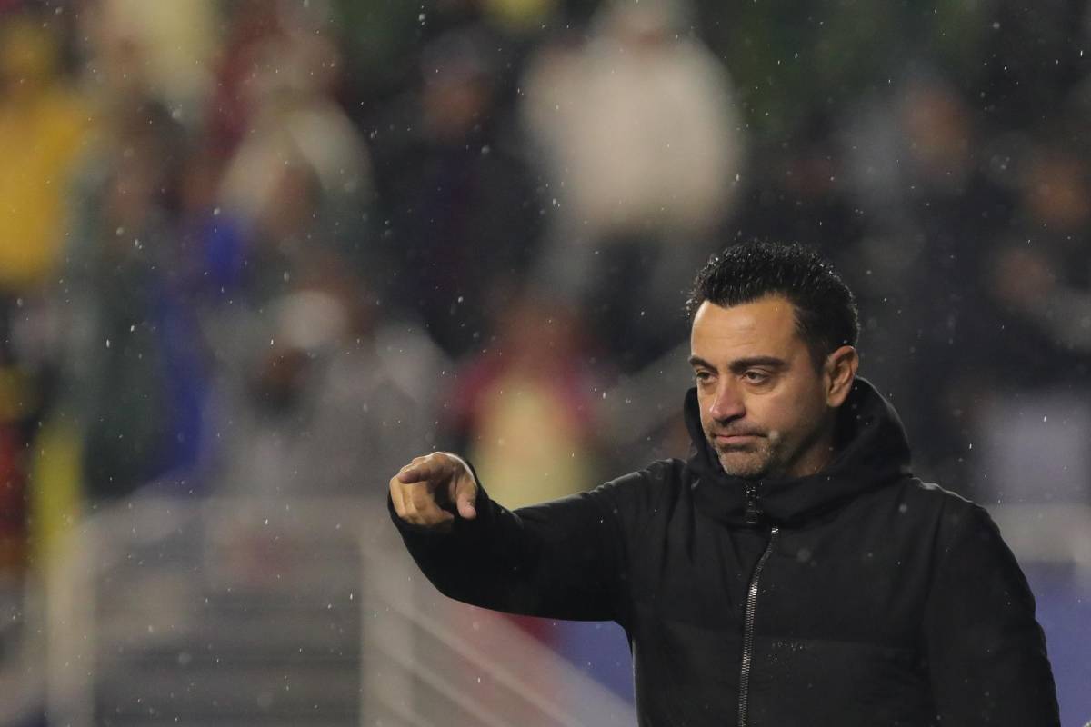 Xavi Hernández dando indicaciones durante el Barcelona vs América.