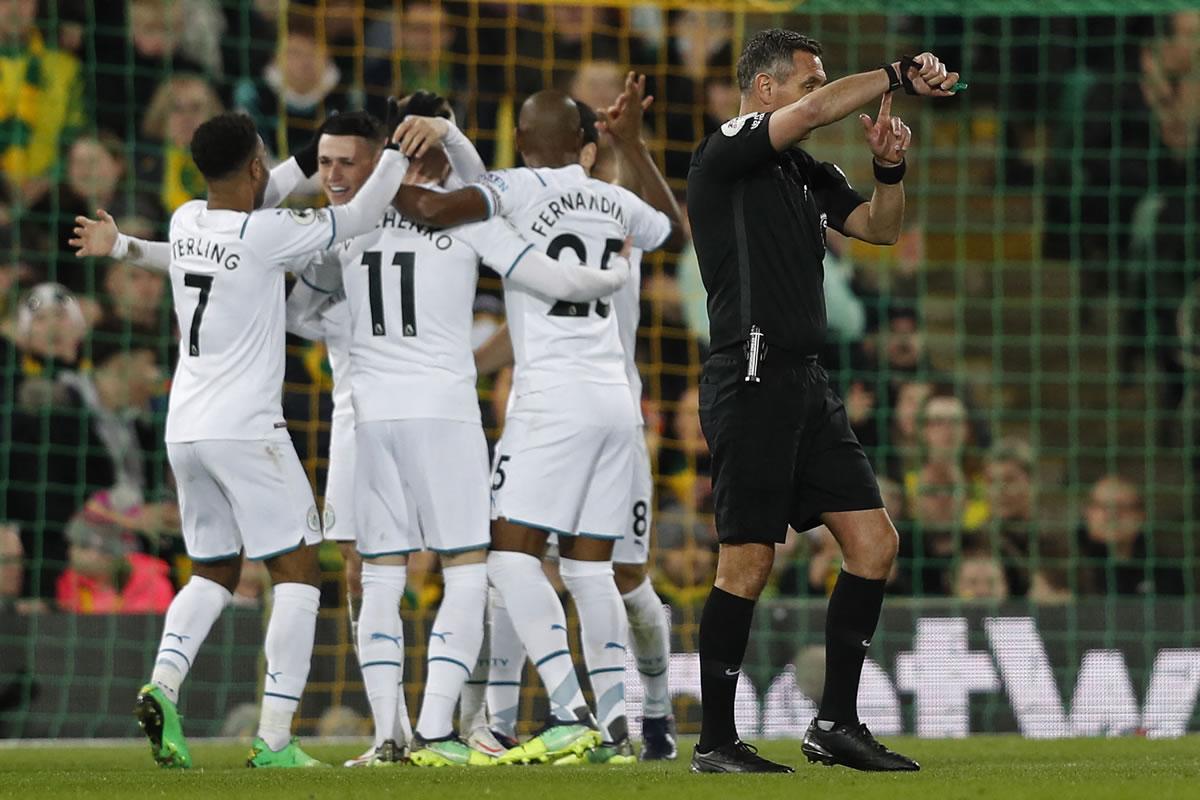 Phil Foden festeja con sus compañeros el otro gol citizen.