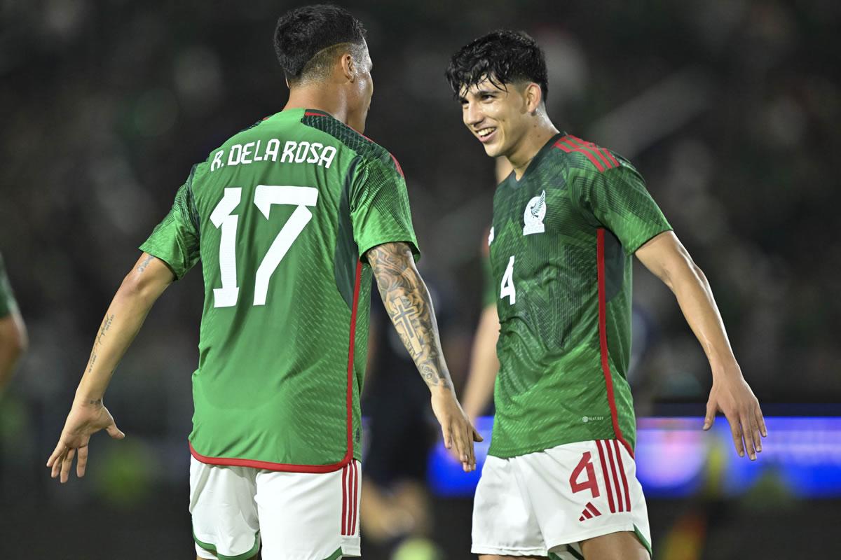 Roberto De la Rosa celebrando su primer gol con la selección mexicana.