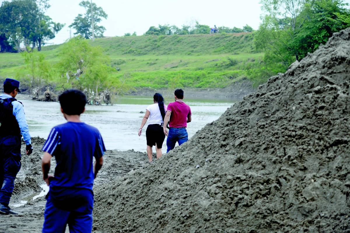 Elías y Maribel lloraron amargamente cuando vieron que el cuerpo hallado la mañana de ayer por bomberos en un banco de arena en medio del río Chamelecón, en el sector de Guaruma Dos de La Lima, era el de su hija Ruth Elizabeth Gómez.