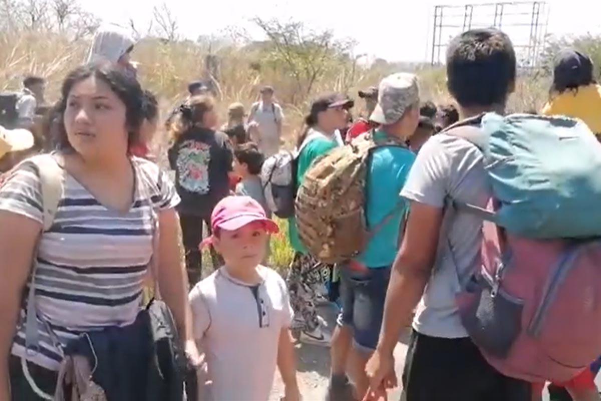 Centenar de migrantes escapan de centro migratorio en Chiapas