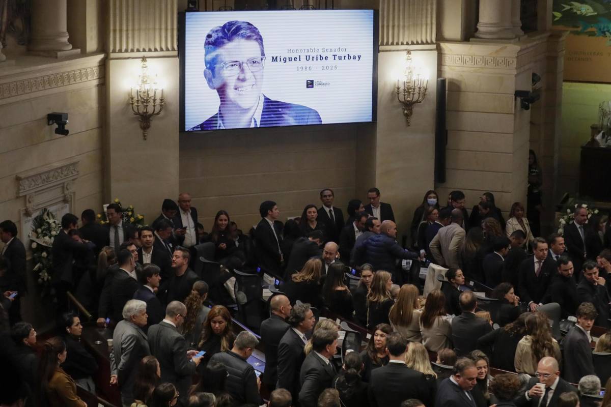 Los colombianos dan el último adiós a Uribe Turbay con flores blancas en el Capitolio