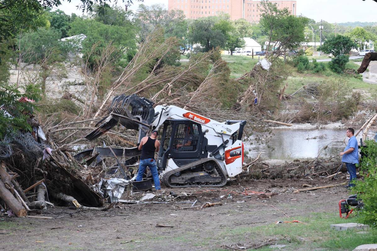 Rescatistas mexicanos ayudan en el corazón del desastre en Texas