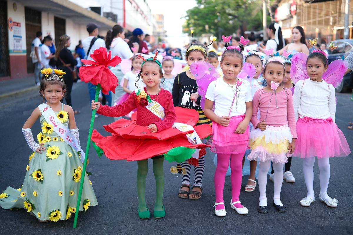 Niños cautivaron a sampedranos en el inicio de los desfiles patrios