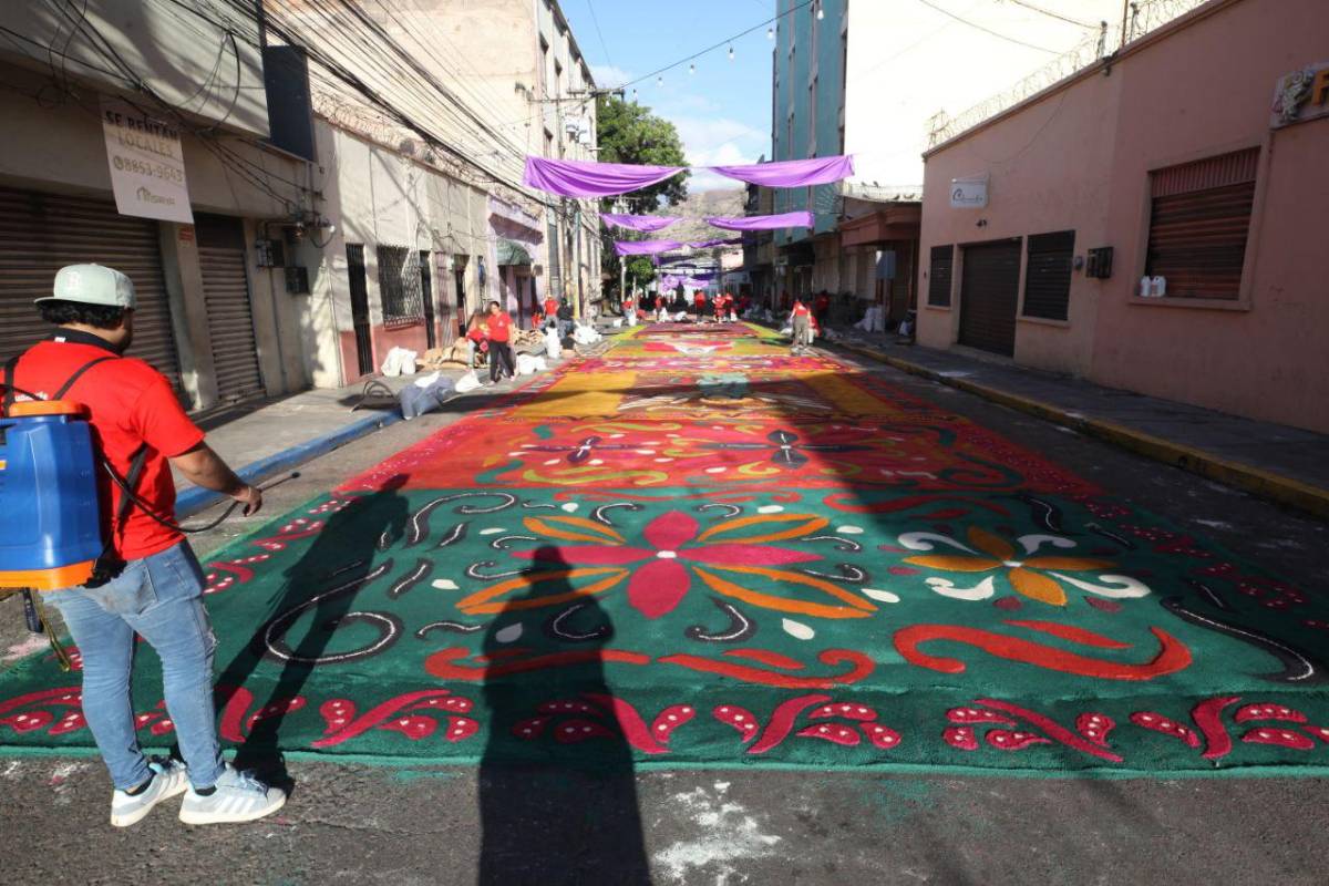 Coloridas y religiosas alfombras embellecen Comayagua en Semana Santa