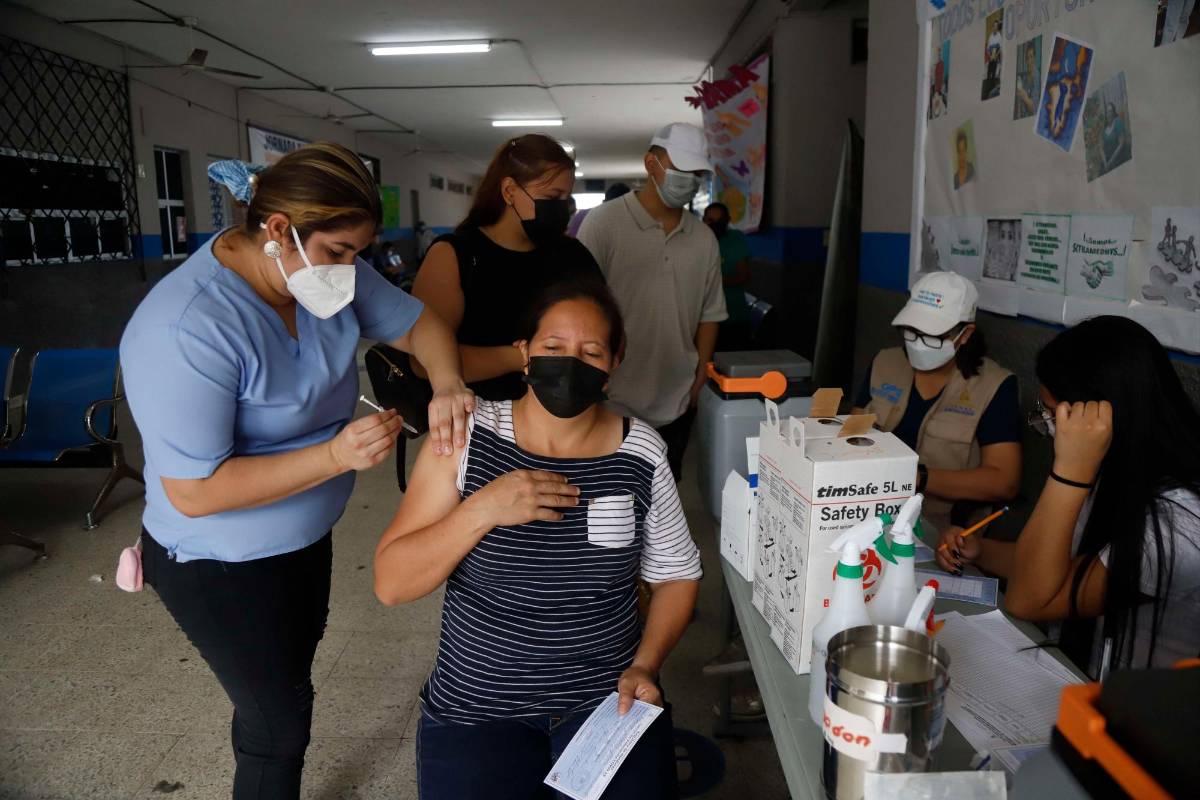 Personal de Salud estará vacunando contra el covid hoy