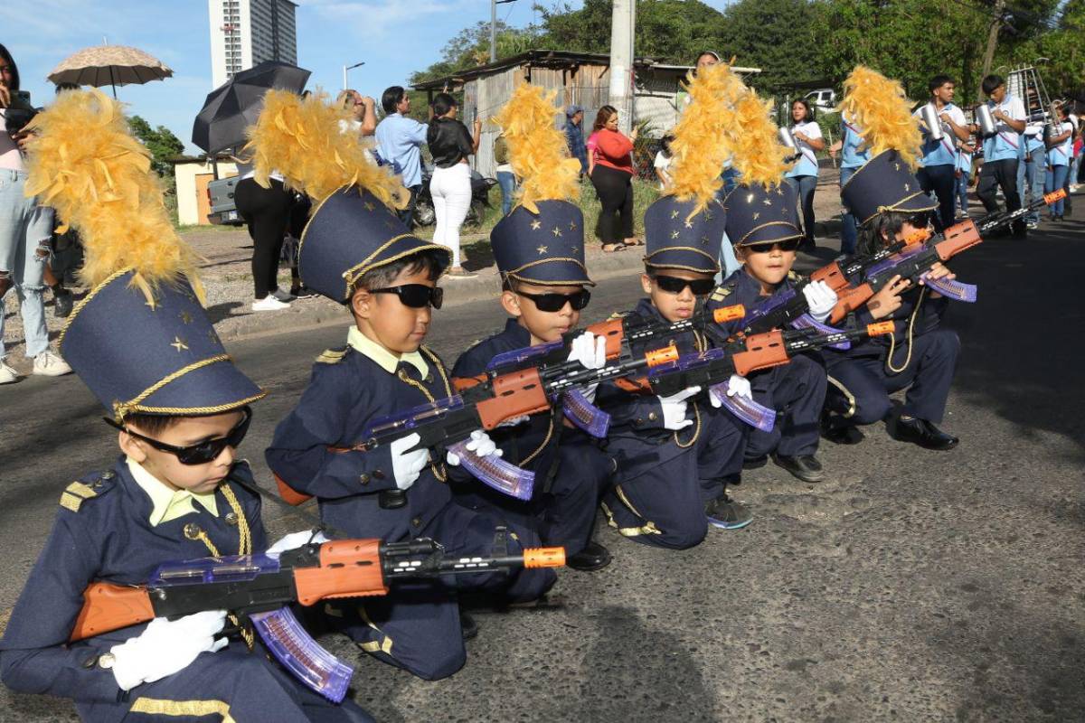 Los más pequeños rinden honor a la patria con coloridos desfiles