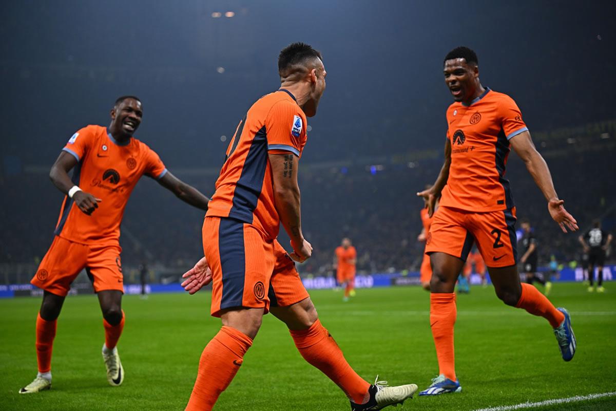 Denzel Dumfries, Lautaro Martínez y Marcus Thuram festejando el 3-0.