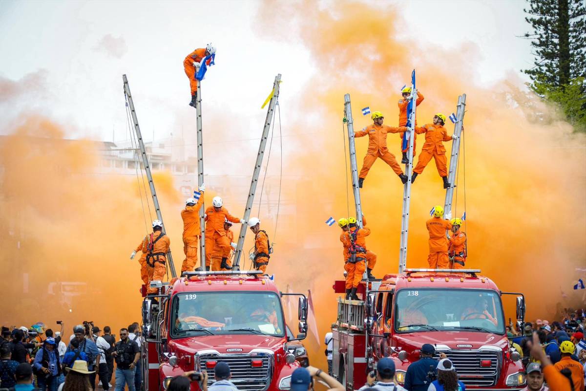 El Salvador conmemora su independencia con desfile de militares y estudiantes
