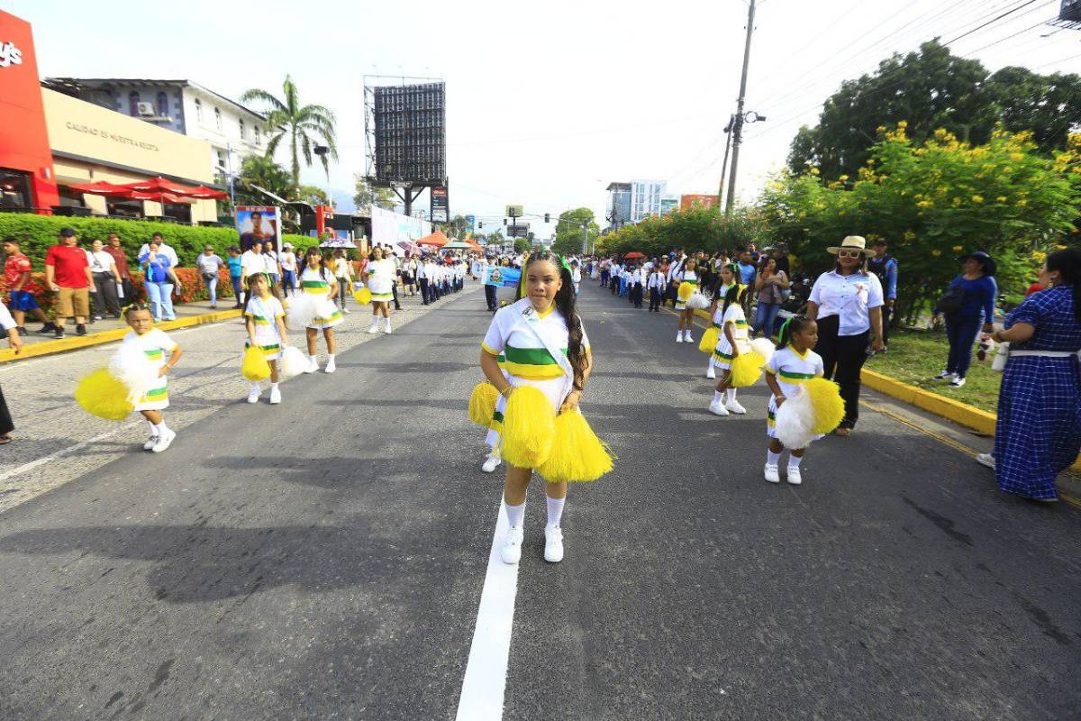 Civismo y amor por Honduras en desfile de escuelas en San Pedro Sula
