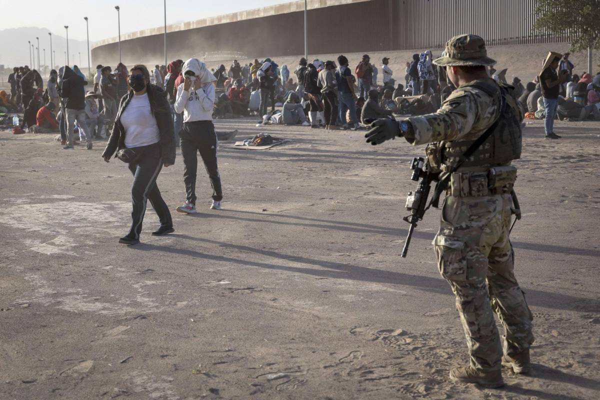 Otros migrantes saltaron las vallas o cruzaron las concertinas de púas que colocaron los soldados que llegaron a reforzar los puntos fronterizos.