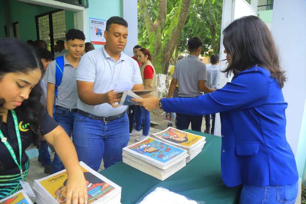 Asimismo, les regalaron los tres fascículos que ya han sido publicados.