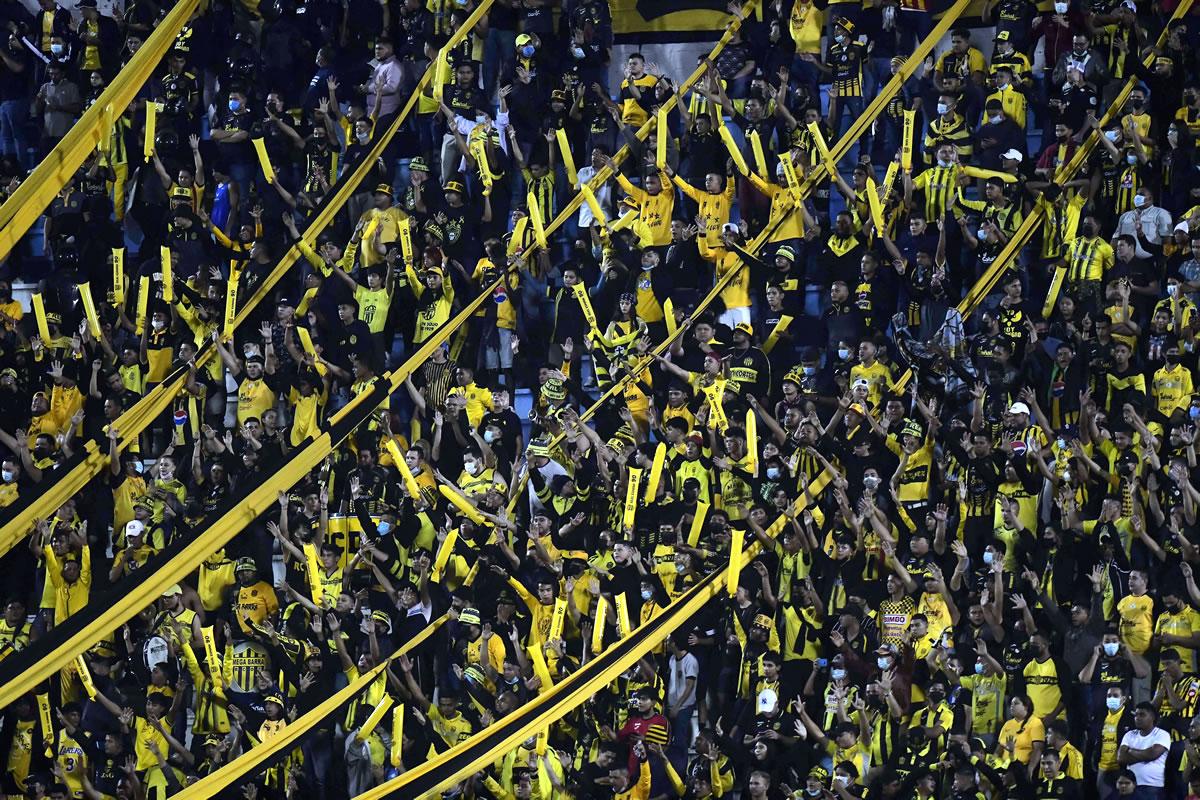 La afición aurinegra confía en que su equipo puede hacer la remontada contra Olimpia.