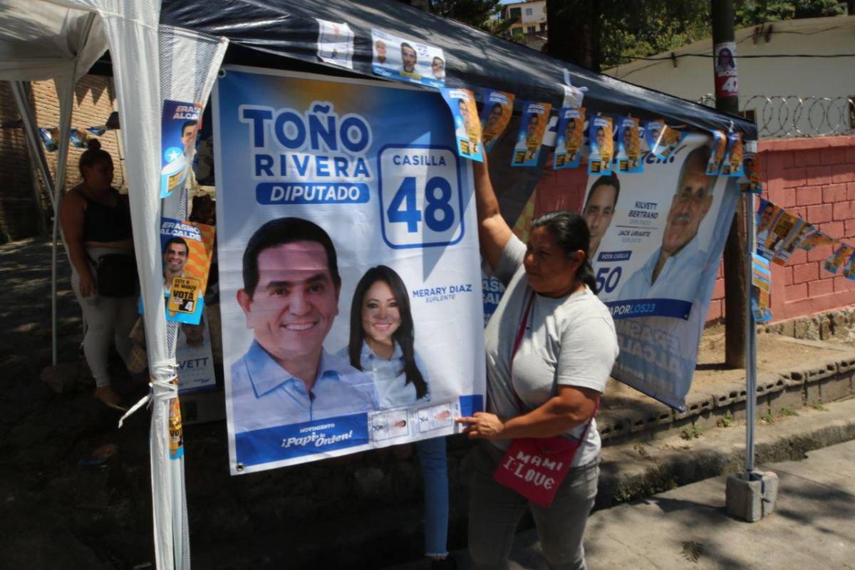 Reinstalan carpas con propaganda previo a elecciones en Tegucigalpa