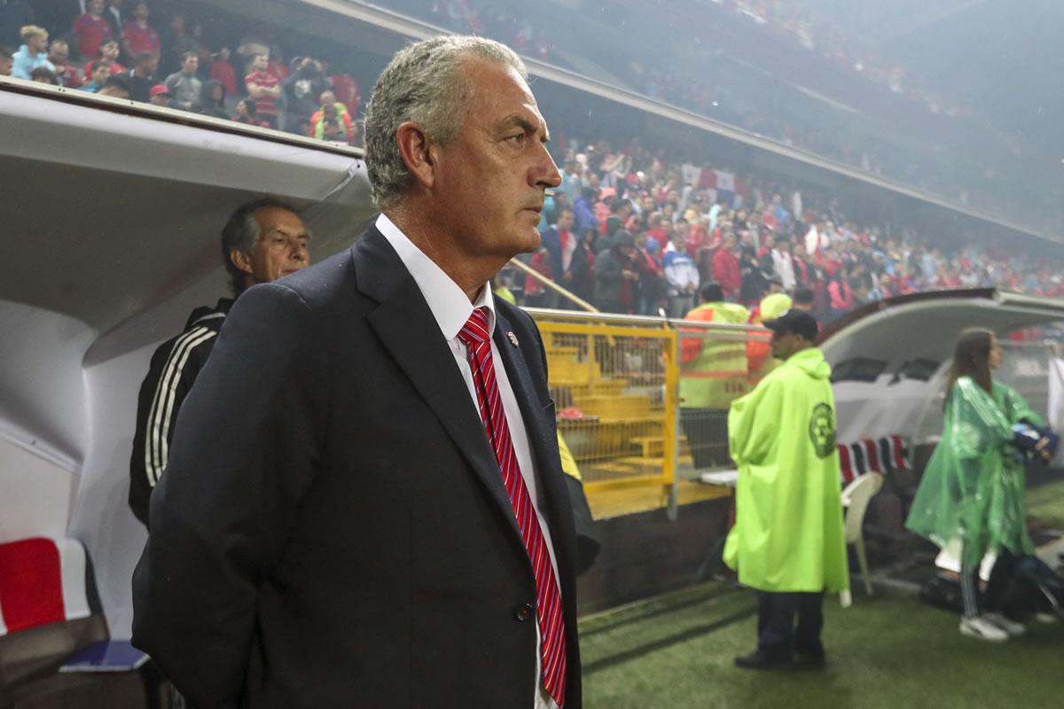 Gustavo Alfaro debutó con el pie izquierdo en el banquillo de la Selección de Costa Rica.