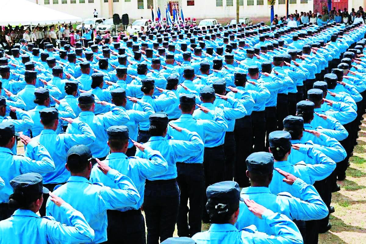 Policías depurados se unen en demanda contra el Estado