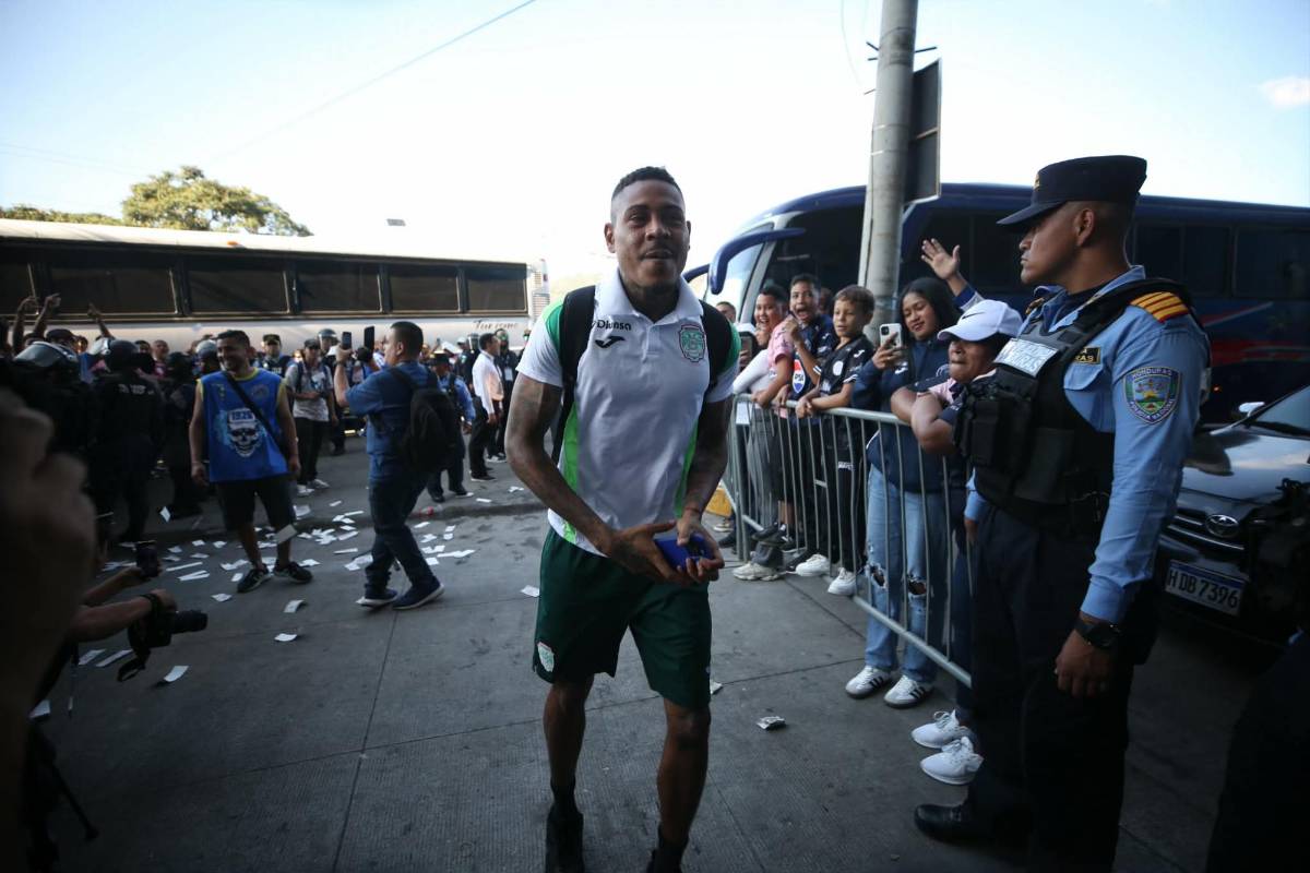 Bellezas, burla a Marathón, lanzan billetes a Henry Figueroa y él reacciona