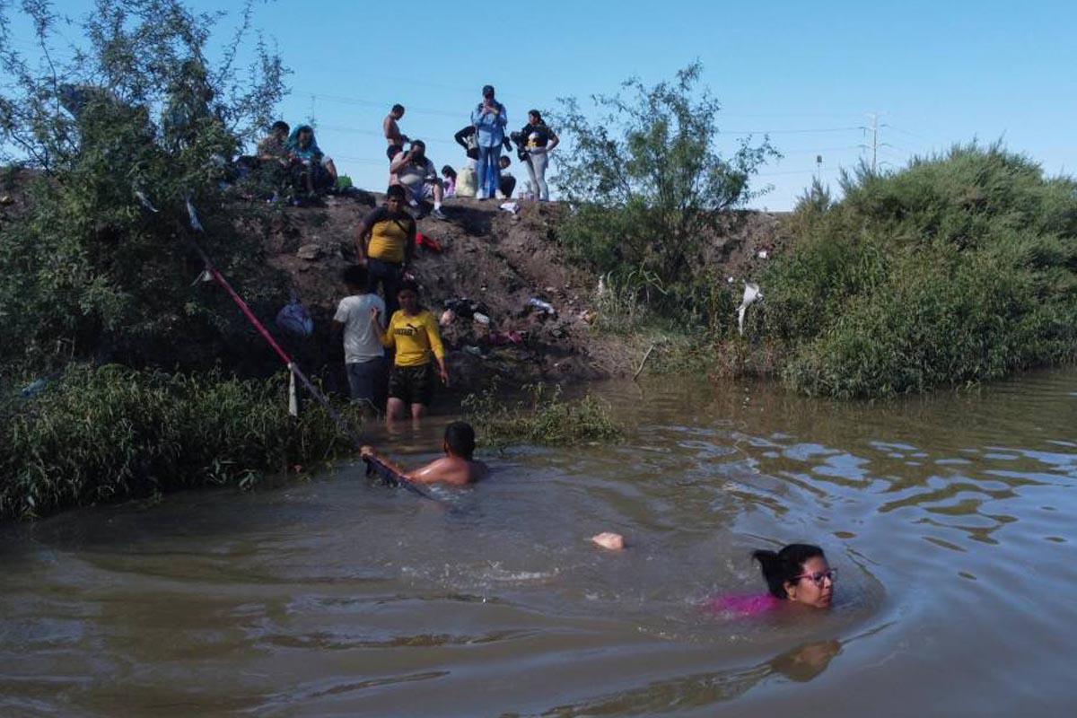 Rescatan a mujer con sus 4 hijos con hipotermia en el río Bravo