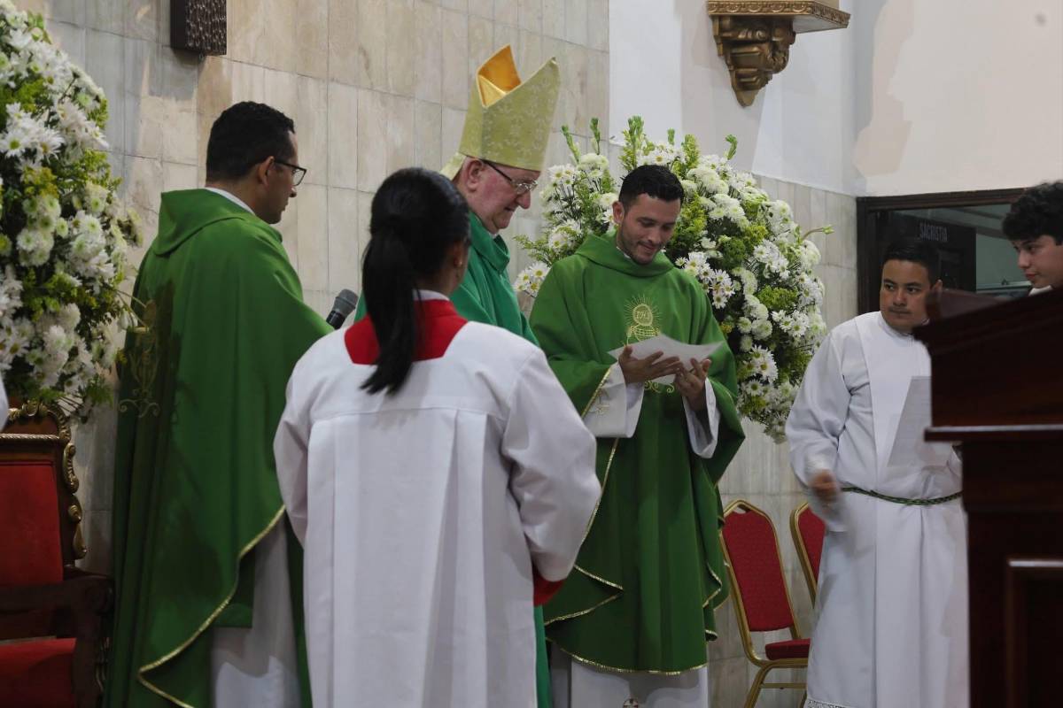 Parroquia La Santa Cruz da la bienvenida a nuevos sacerdotes