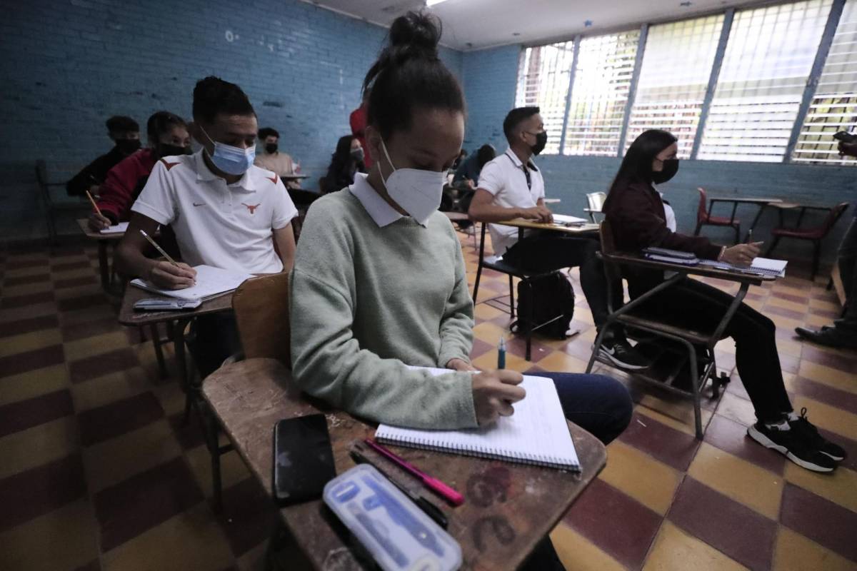A medias inician clases presenciales en la educación pública de Honduras