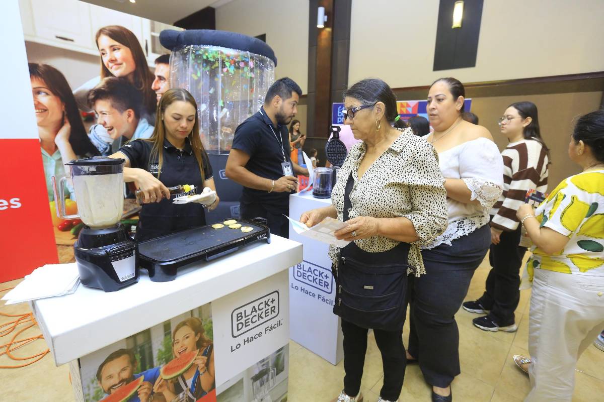 El Chef Aquiles Chávez goza en la Expo Buen Provecho al ritmo de Sopa de caracol