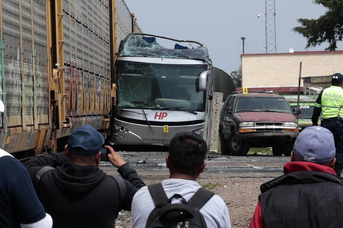 Fotos inéditas del accidente entre tren y bus que dejó al menos ocho muertos en México
