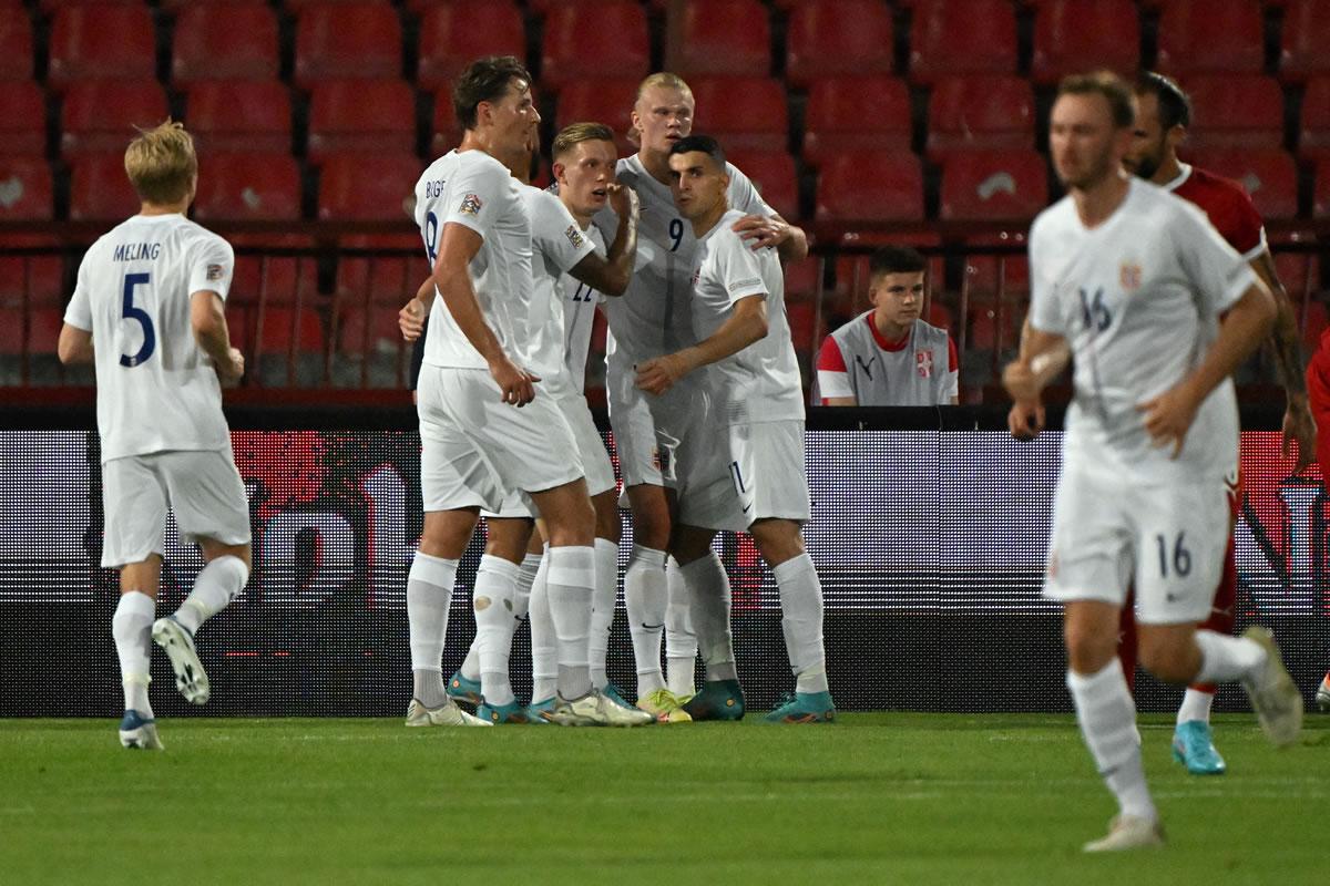 Haaland celebrando con sus compañeros el gol de la victoria de Noruega en Serbia.