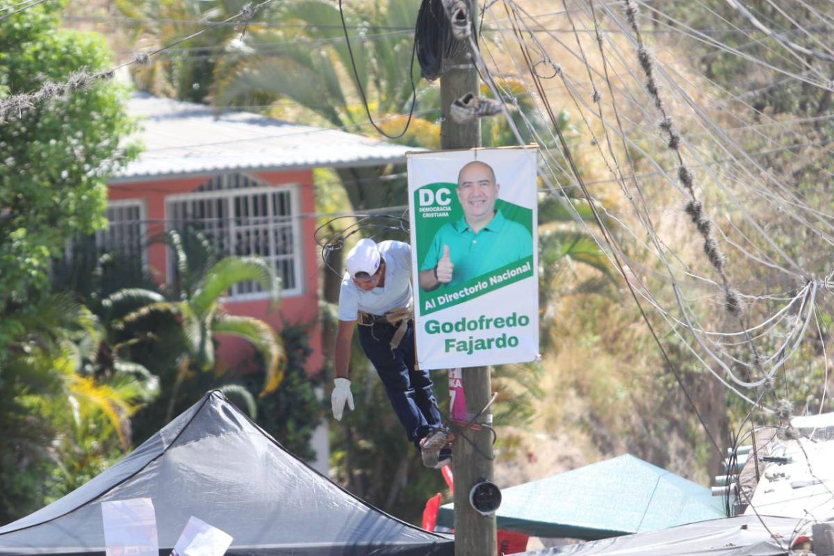 Reinstalan carpas con propaganda previo a elecciones en Tegucigalpa