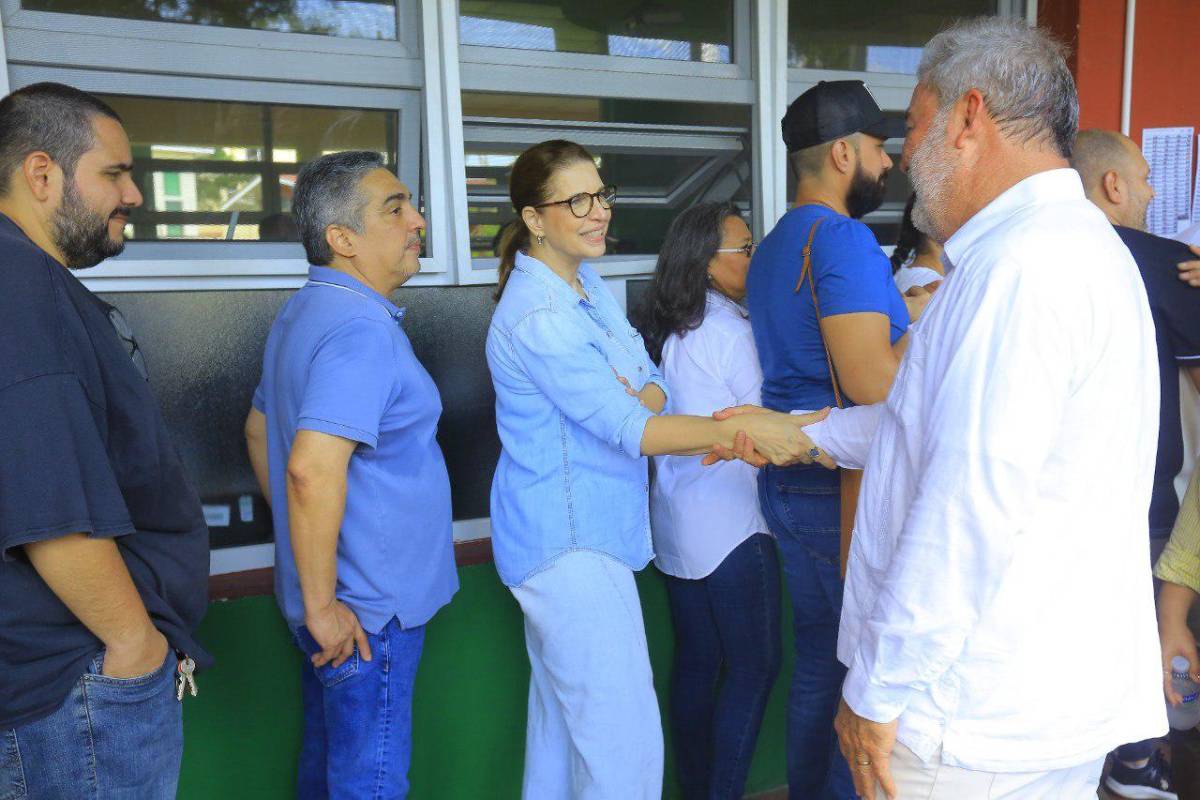 Sampedranos reciben con alegría a Roberto Contreras en los centros de votación