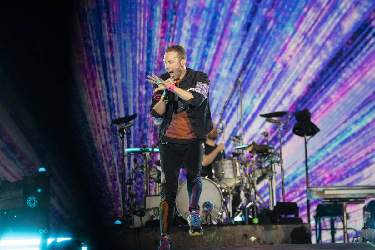 El cantante de la banda británica, Coldplay, Chris Martin, durante el concierto en el Estadio Olímpico de Barcelona, incluido en su gira internacional Music of the Spheres World Tour.