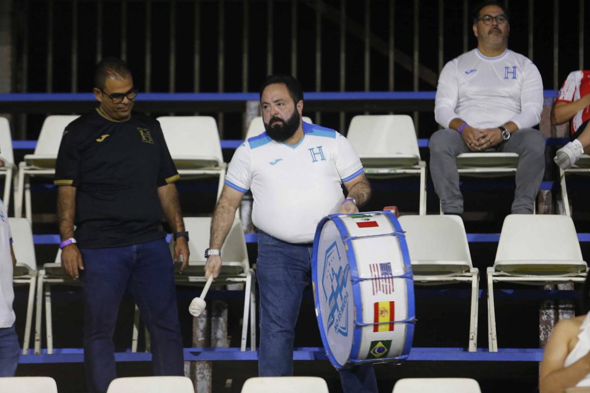 Redondo y su pareja presentes; bella catracha y mundialista en el Haití-Honduras