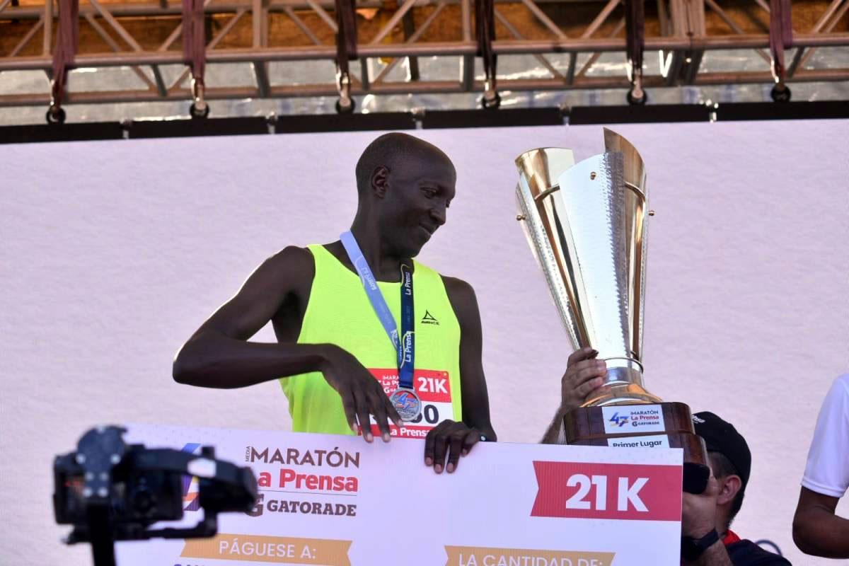 Campeón. Julius Kibet, corredor de Kenia,conquistó los 21 kilómetros en la edición de 2023.