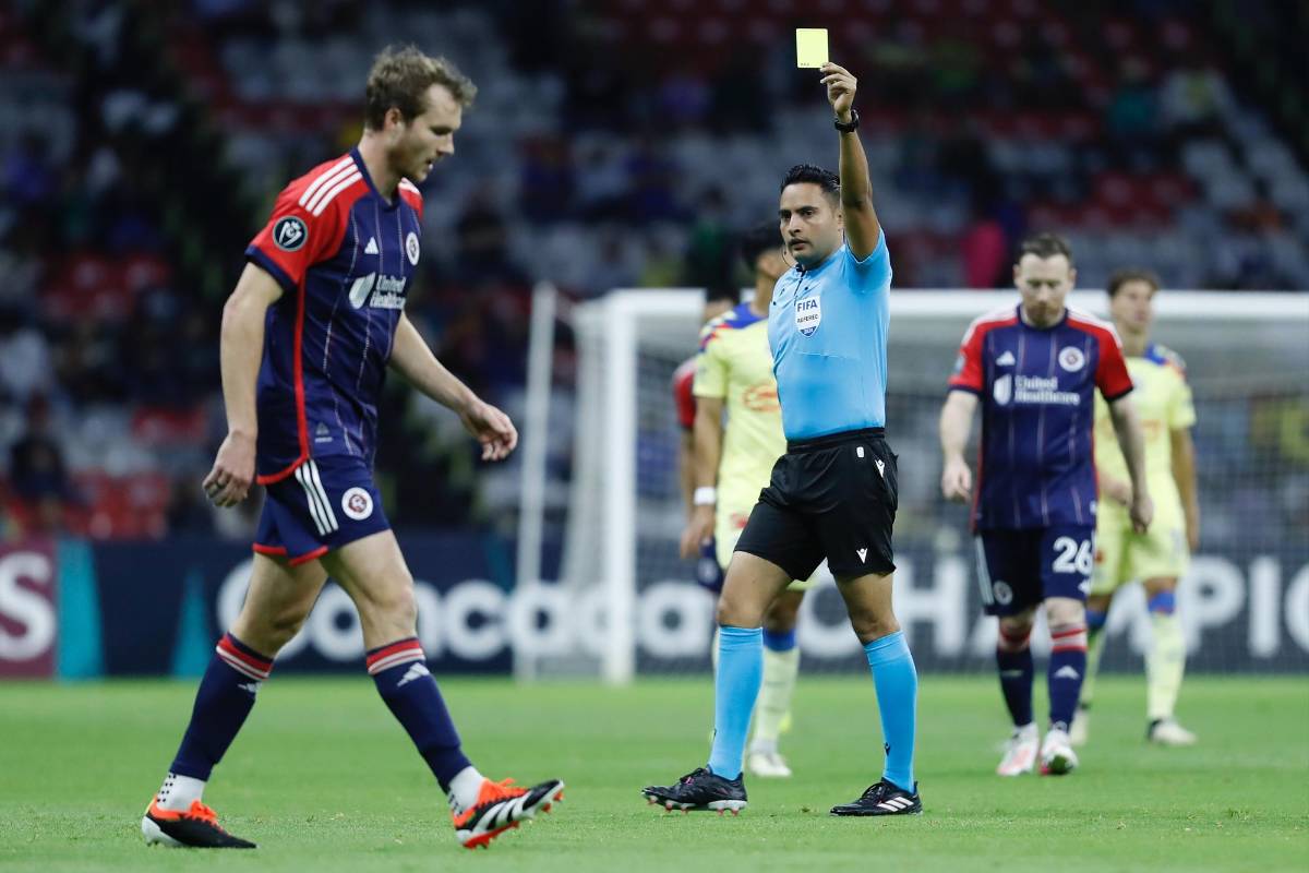El hondureño Said Martínez fue el árbitro central en el América vs New England Revolution.