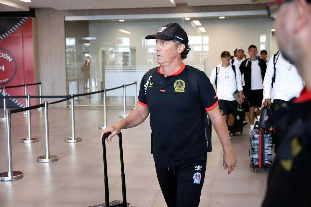 Pedro Troglio a su llegada al aeropuerto Palmerola de Comayagua.