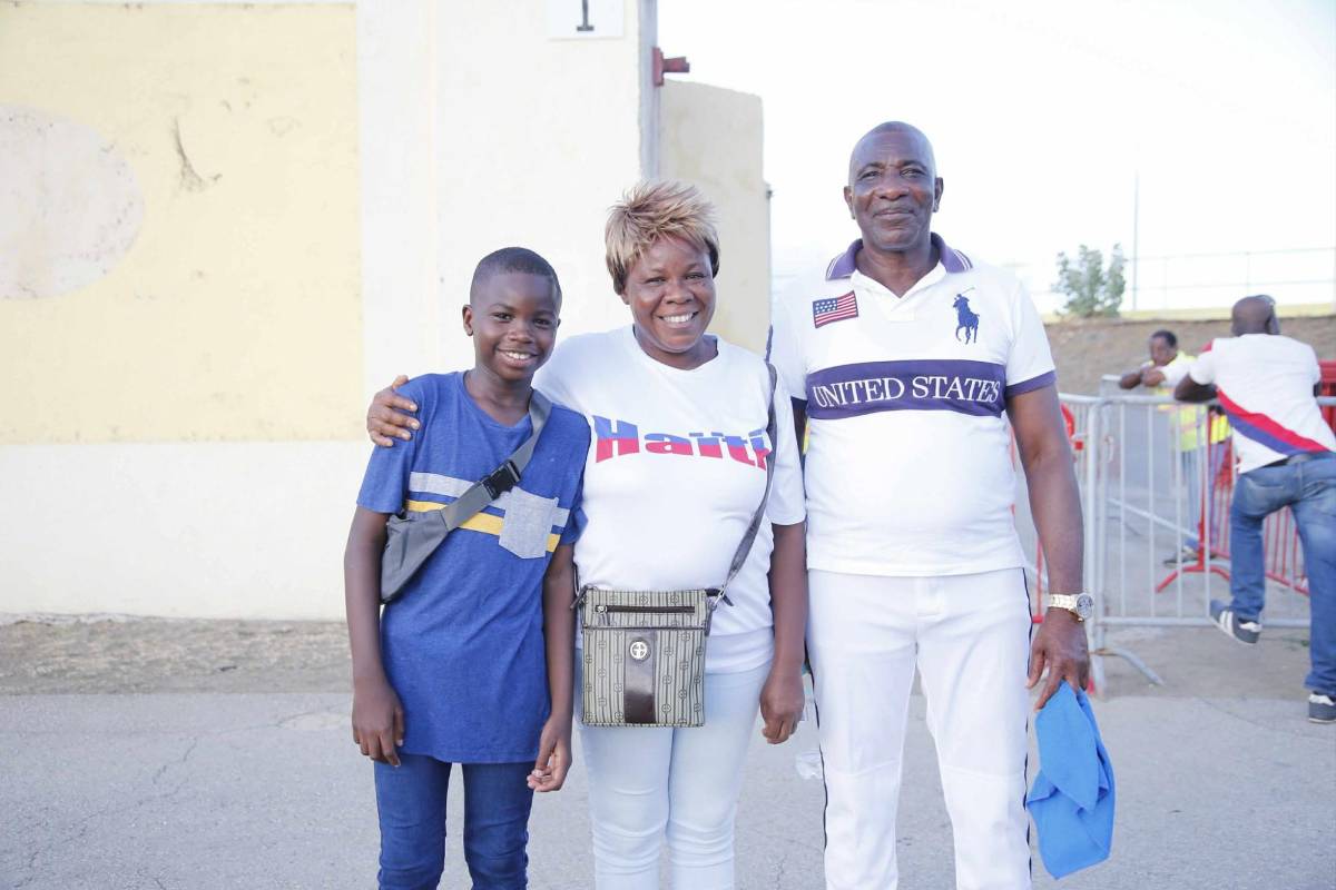 Redondo y su pareja presentes; bella catracha y mundialista en el Haití-Honduras