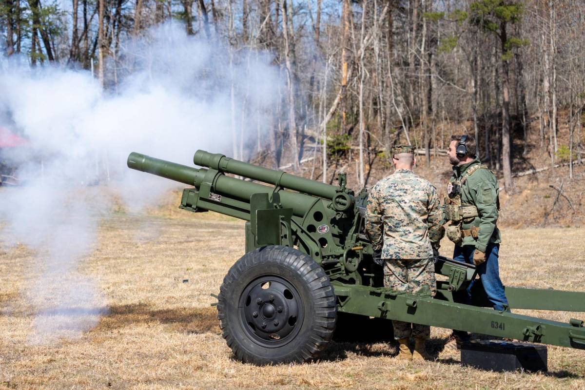 Vance muestra sus habilidades de tiro en visita a Marines en Quantico